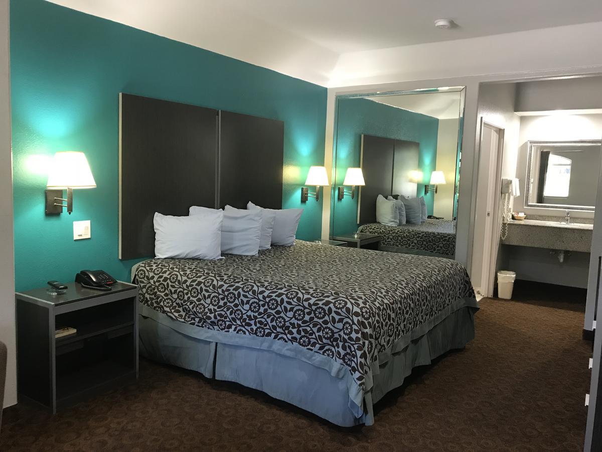 Camelot Inn And Suites Aldine Extérieur photo