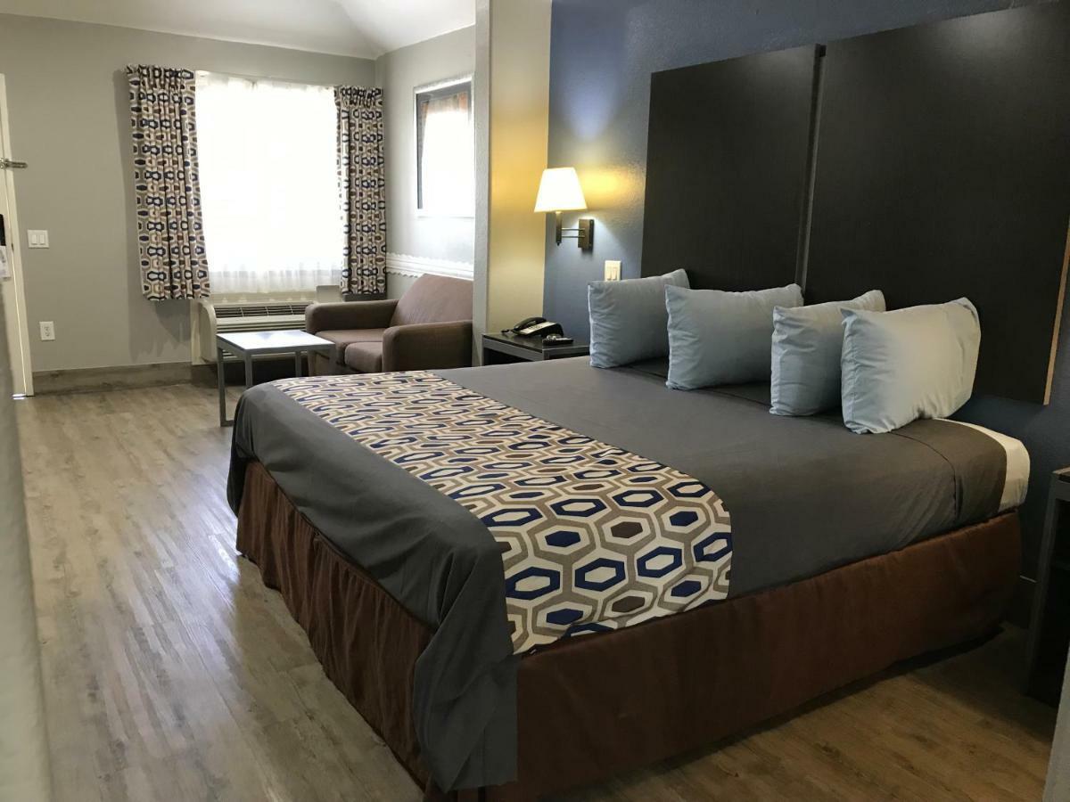 Camelot Inn And Suites Aldine Extérieur photo