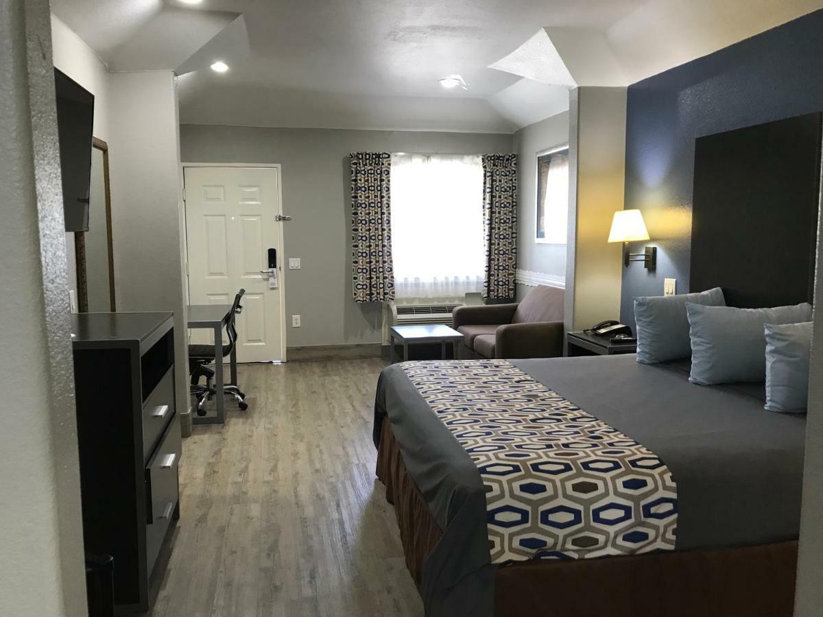 Camelot Inn And Suites Aldine Extérieur photo